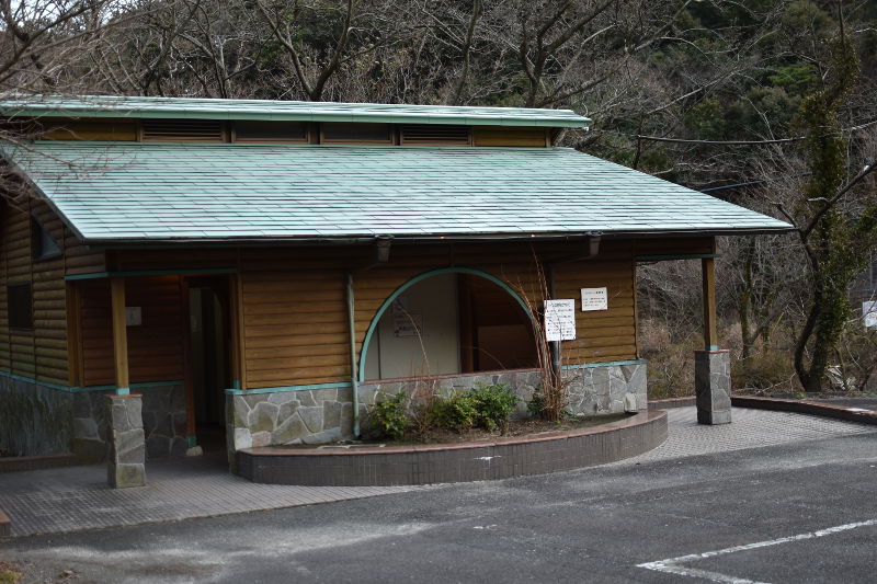 宇賀渓キャンプ場（駐車場側）のトイレ