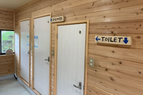 飯地高原自然テント村管理棟下のトイレ