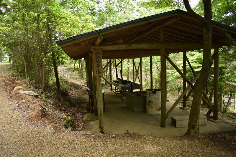 飯地高原自然テント村の林間サイトの炊事棟