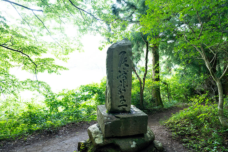 四尾連湖の石碑